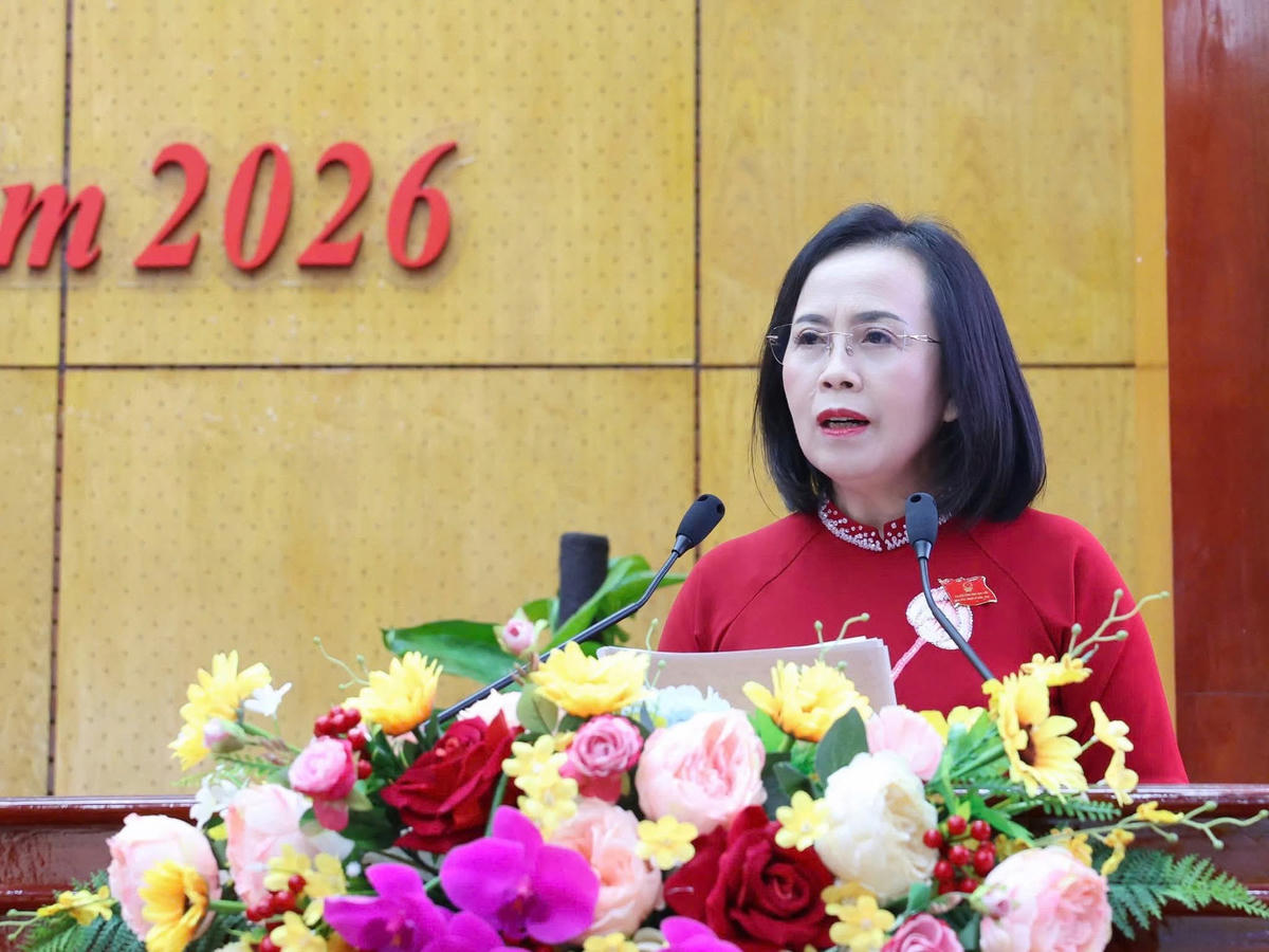 <i style="margin: 0px; padding: 0px; outline: none; font-size: 14px; line-height: inherit; font-family: Arial, "Helvetica Neue", Helvetica, sans-serif; color: rgb(85, 85, 85); background-color: rgb(252, 250, 246);">Phó Bí thư Thường trực Tỉnh ủy, Chủ tịch HĐND tỉnh Lạng Sơn Đoàn Thị Hậu phát biểu khai mạc kỳ họp.</i>