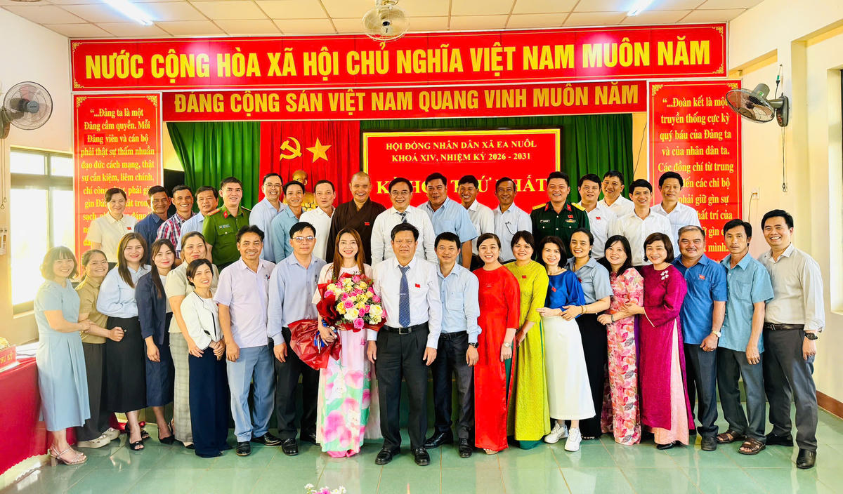 Tập thể đại biểu HĐND xã khóa XIV, nhiệm kỳ 2026 – 2031 ra mắt nhận nhiệm vụ.