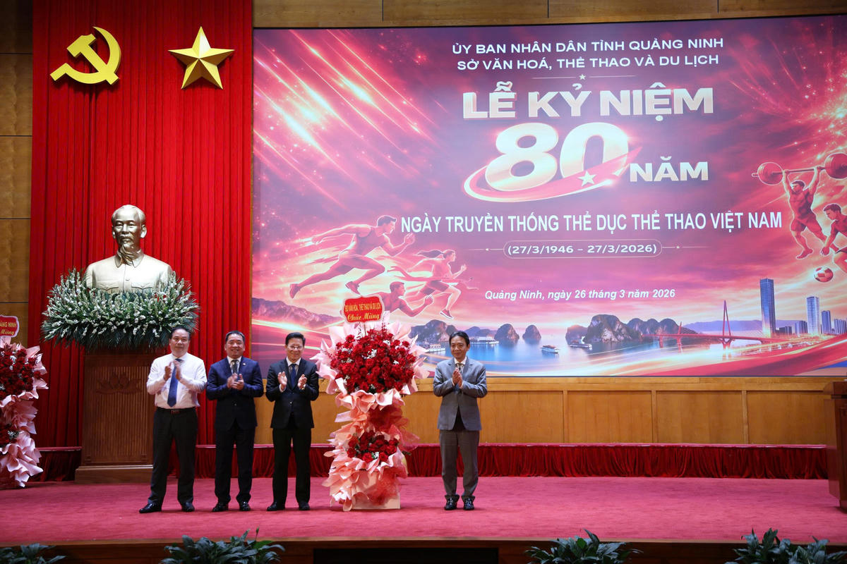 Thứ trưởng Bộ Văn hóa, Thể thao và Du lịch Hoàng Đạo Cương dự lễ kỷ niệm và tặng hoa chúc mừng&nbsp;ngành thể dục thể thao Quảng Ninh.