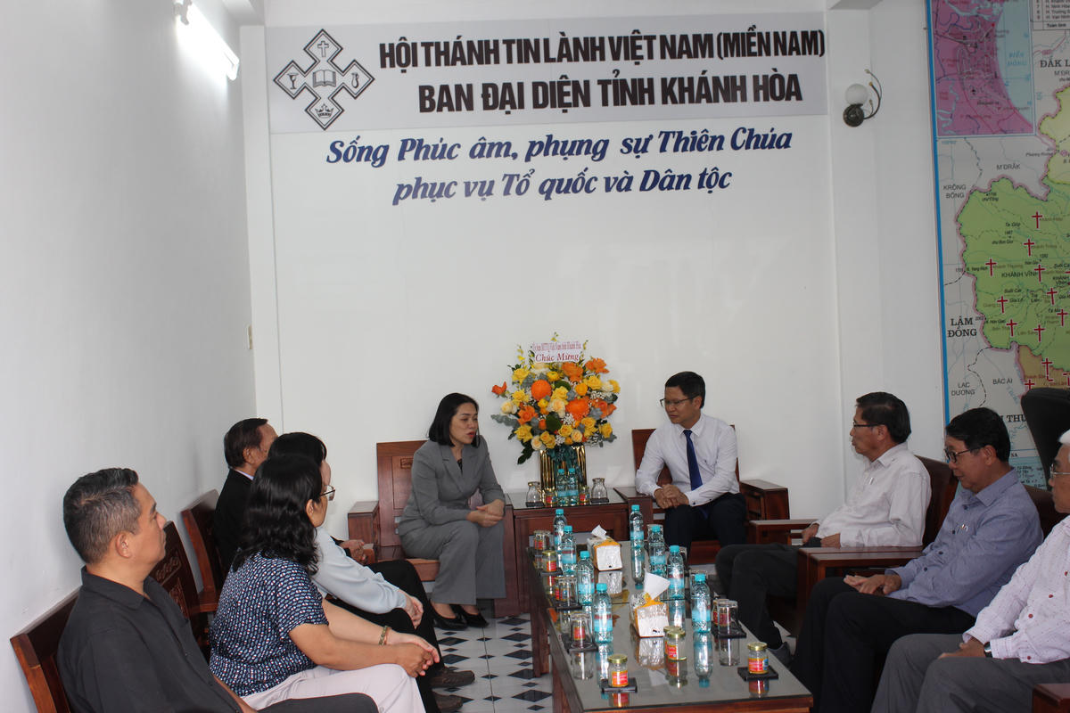 Bà Trần Thu Mai, Phó Chủ tịch Thường trực, Uỷ ban Mặt Mặt trận Tổ quốc Việt Nam tỉnh Khánh Hòà, thông tin một số kết quả kinh tế - xã hội nổi bật của địa phương trong thơi gian qua với Ban Đại diện Hội thánh Tin lành Việt Nam (miền Nam). Ảnh X.H
.