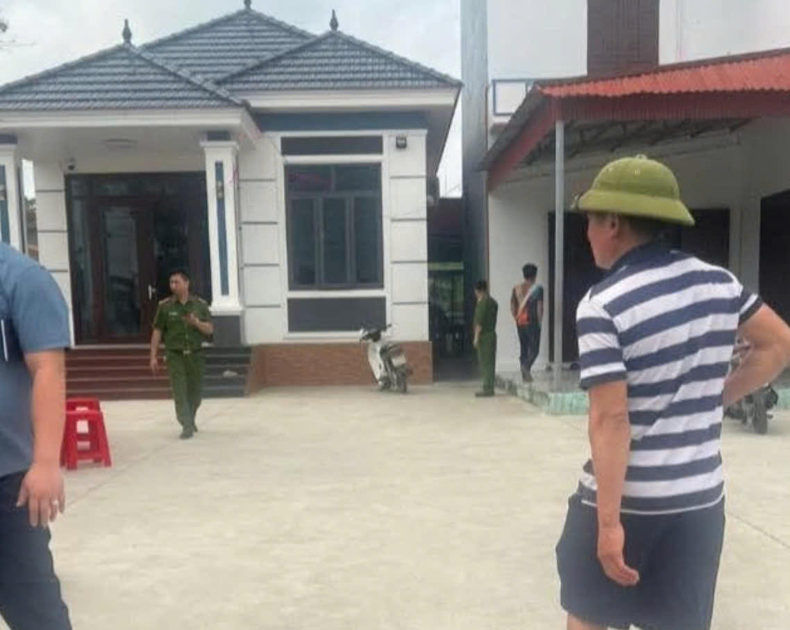 Ngôi nhà ông Trần Xuân Hạ trong buổi chiều xảy ra án mạng. Ảnh: Người dân cung cấp.