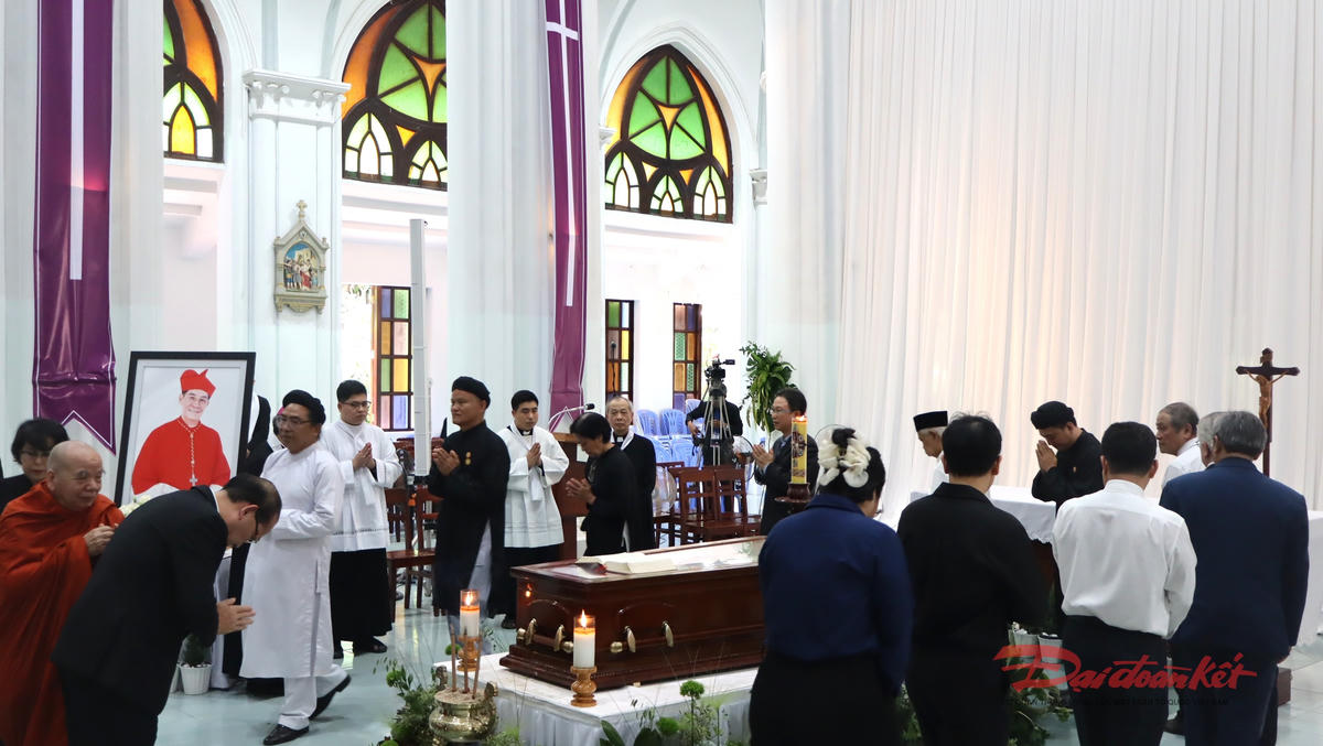 Đoàn lãnh đạo Trung ương MTTQ Việt Nam kính viếng Đức Hồng y Gioan Baotixita Phạm Minh Mẫn