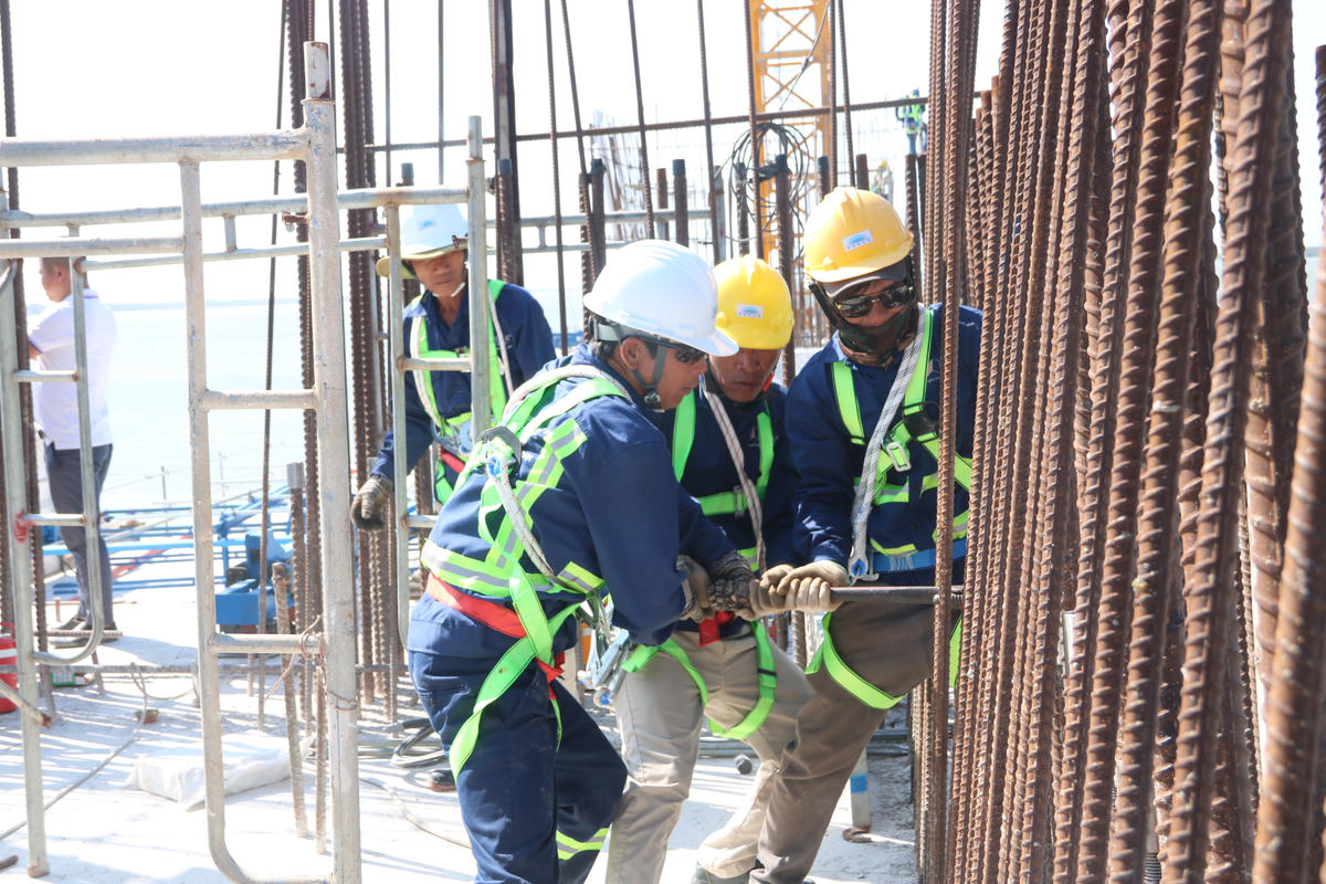 Công nhân kỹ thuật đang thi công trên công trường dự án cầu Đại Ngãi 1