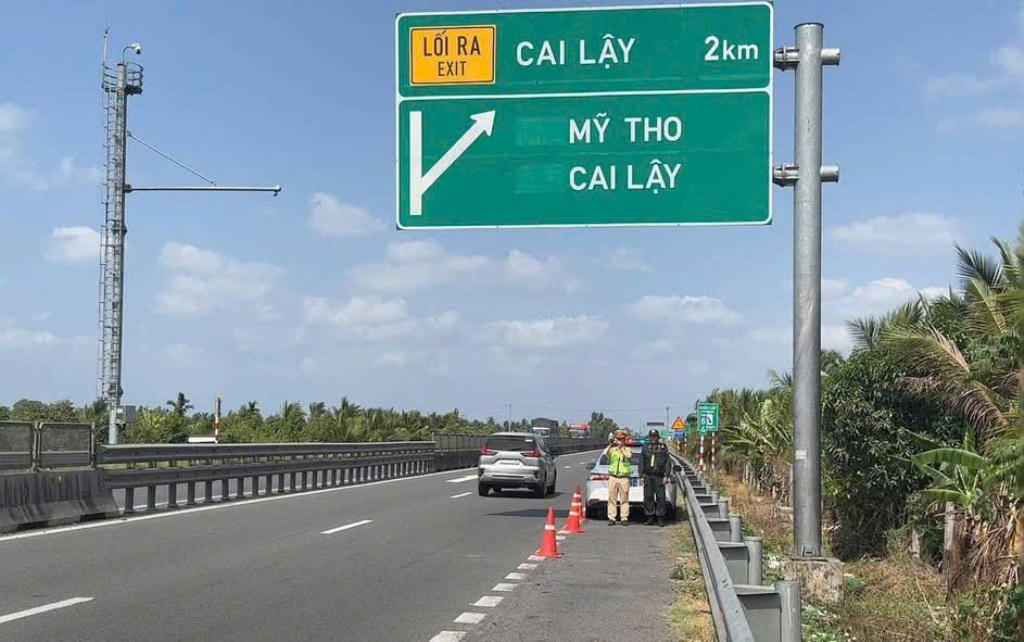 Lực lượng CSGT tăng cường công khai tuần tra, kiểm soát trên tuyến cao tốc TP Hồ Chí Minh – Cần Thơ. Ảnh Trung Ngãi