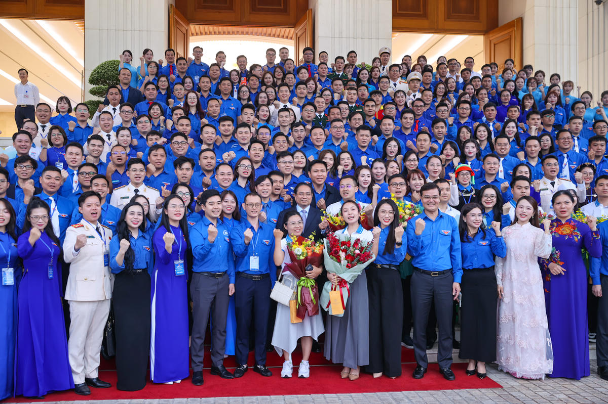 Thủ tướng và các đại biểu dự gặp mặt. Ảnh: Nhật Bắc