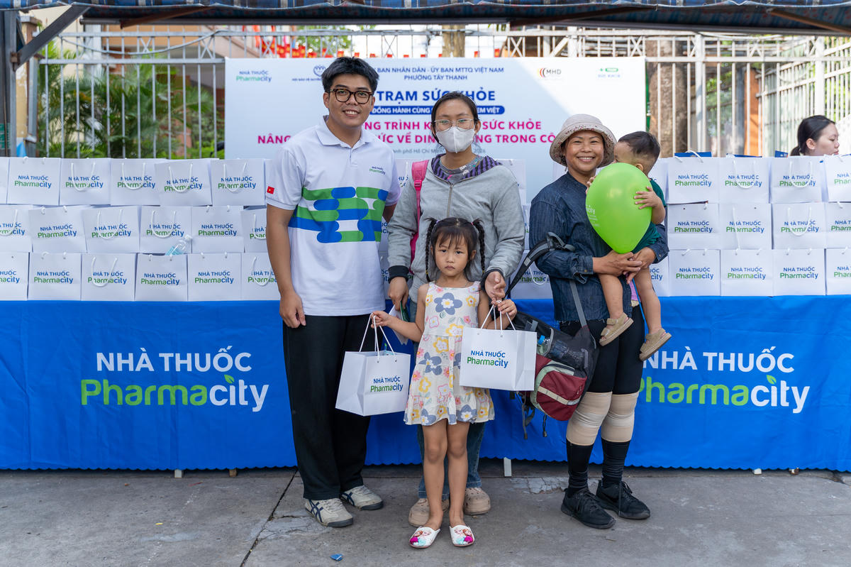 Gần 300 phần quà sức khỏe đã được trao tặng cho trẻ em và người dân phường&nbsp;Tây Thạnh, TP.Hồ Chí Minh. Ảnh: Thu Hà