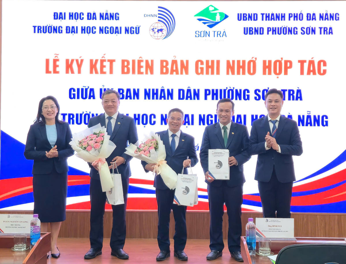 Phường Sơn Trà và Trường ĐH Ngoại ngữ Đà Nẵng ký kết hợp tác. Ảnh: Nguyễn Tú.