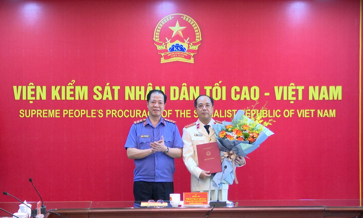 Phó Viện trưởng Viện Kiểm sát Nhân dân Tối cao Trần Hải Quân đã trao quyết định tiếp nhận và bổ nhiệm nhà báo Nguyễn Mạnh Hưng, Ủy viên Hội đồng biên tập Cơ quan Báo và Phát thanh, Truyền hình Hà Nội giữ chức vụ Phó Tổng Biên tập Báo Bảo vệ Pháp luật. Ảnh: Nguyễn Nghĩa.