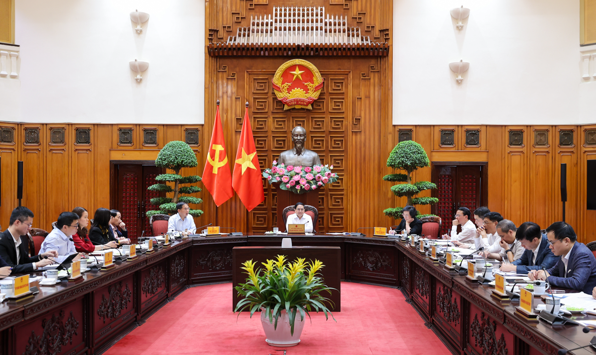 Thủ tướng Chính phủ Phạm Minh Chính làm việc với Tổ công tác an ninh năng lượng về các giải pháp trước tác động từ diễn biến phức tạp của cuộc xung đột quân sự tại Trung Đông. Ảnh: Nhật Bắc