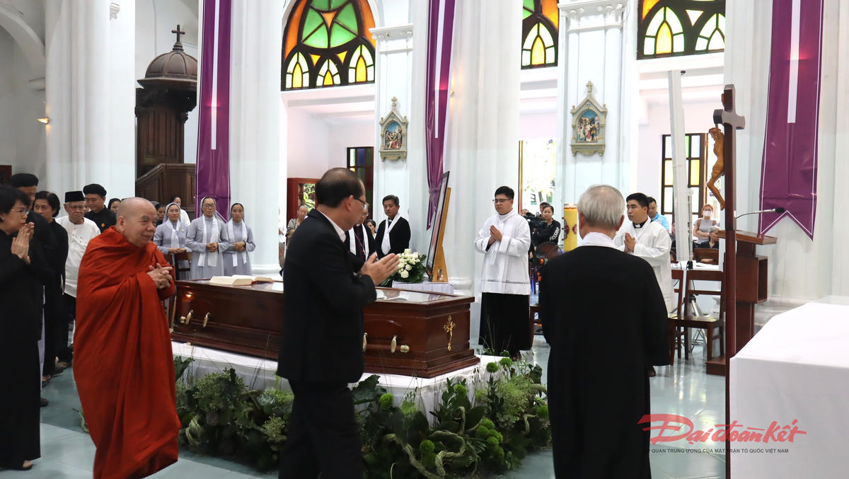 Các thành viên Đoàn Ủy ban Trung ương MTTQ Việt Nam thực hiện nghi thức chia buồn sâu sắc tại tang lễ Đức Hồng y Gioan Baotixita Phạm Minh Mẫn. Ảnh: Thành Luân.