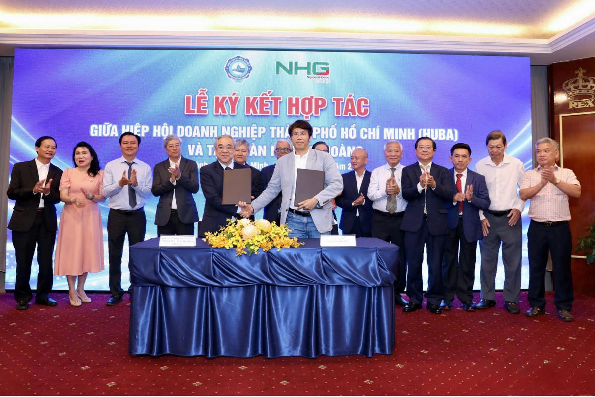 Nghi thức ký kết được thực hiện giữa ông Nguyễn Ngọc Hòa - Chủ tịch HUBA và ông Bùi Quang Nam - Phó Tổng Giám đốc Chiến lược và Chính sách nhân sự NHG.