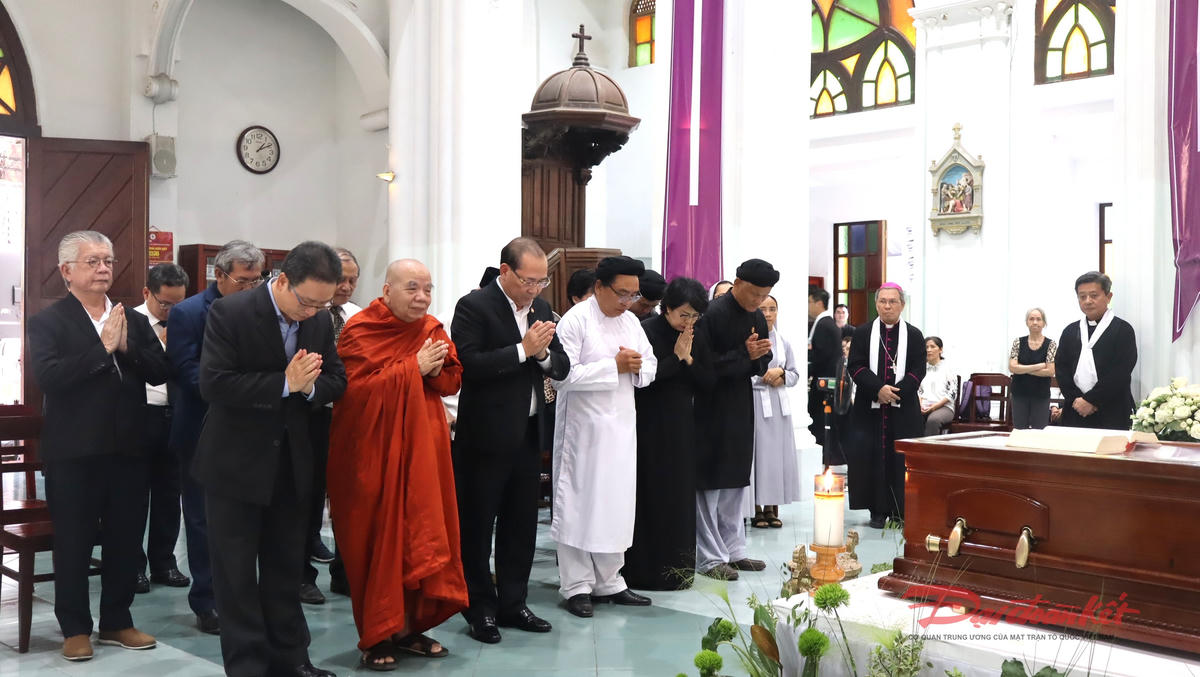 Ông Hoàng Công Thủy, Phó Chủ tịch Ủy ban Trung ương MTTQ Việt Nam làm Trưởng đoàn, vào viếng Đức Hồng y Gioan Baotixita Phạm Minh Mẫn. Ảnh: Thành Luân.