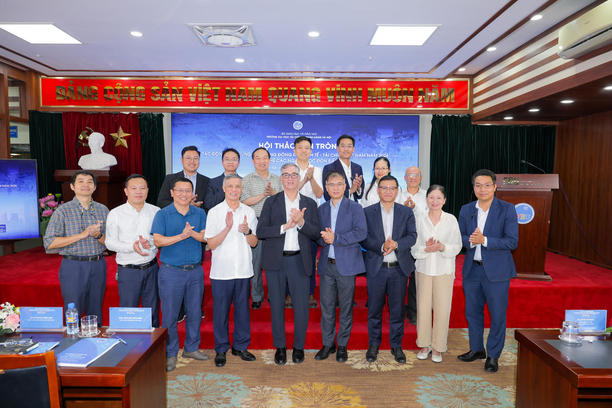 Các đại biểu chụp ảnh lưu niệm.