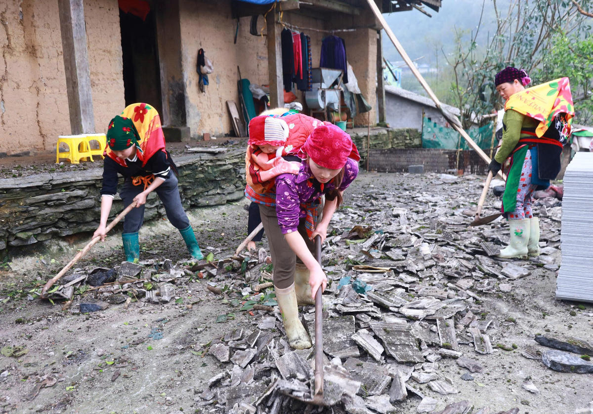 Người dân thôn Lùng Khố khẩn trương dọn dẹp, thu gom vật liệu hư hỏng sau thiên tai, từng bước khắc phục hậu quả mưa đá, dông lốc.