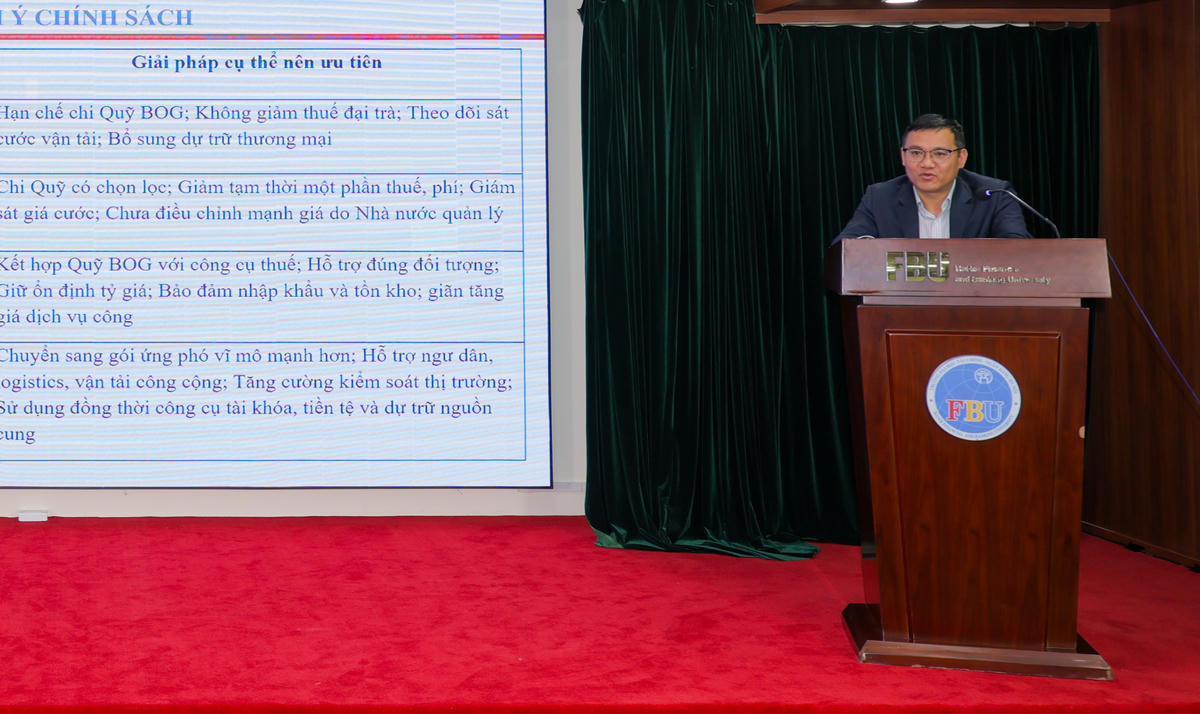 PGS.TS Phùng Thế Đông (Viện Đào tạo quốc tế, FBU) chia sẻ tại hội thảo.