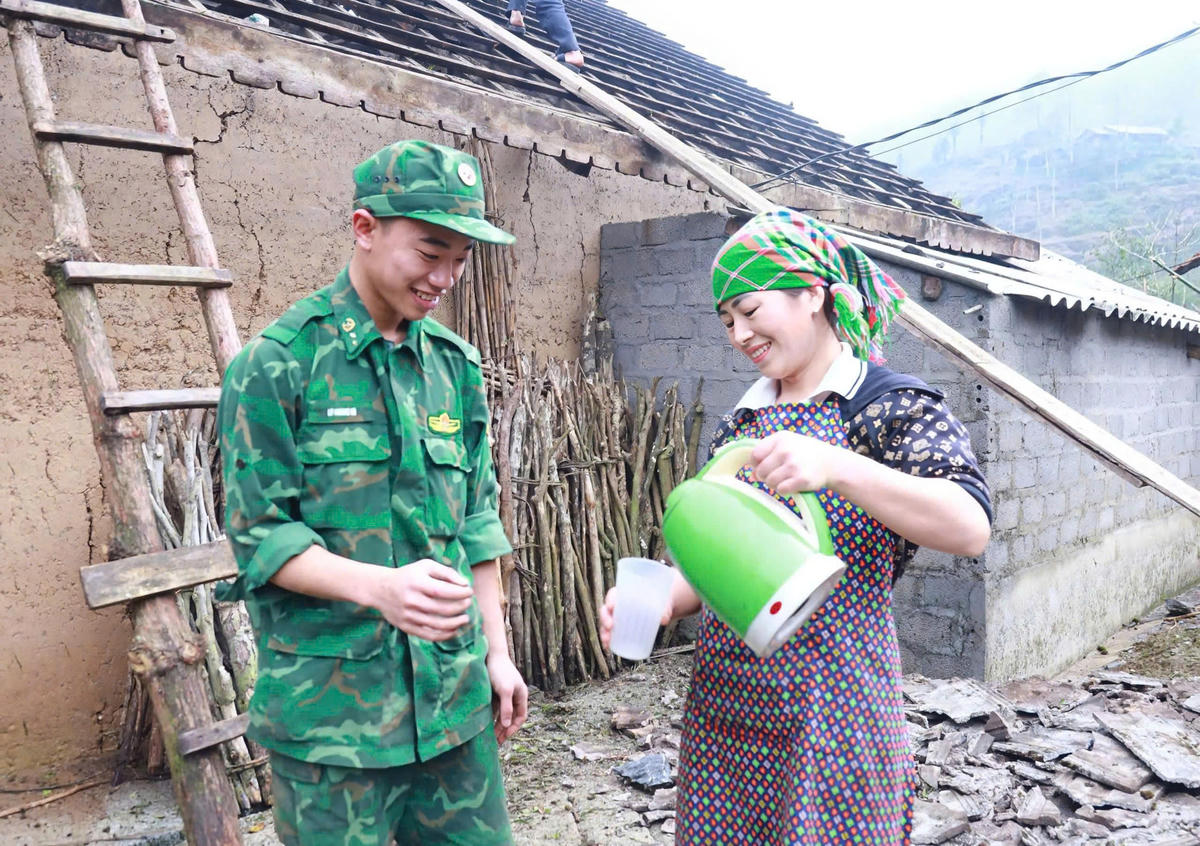 Tinh thần đoàn kết được lan tỏa khi người dân cùng nhau vận chuyển, lợp lại mái nhà, khắc phục hậu quả thiên tai tại xã Tùng Vài.