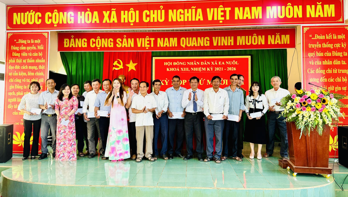 Thường trực HĐND xã, tặng quà các đại biểu HĐND xã khóa XIII.