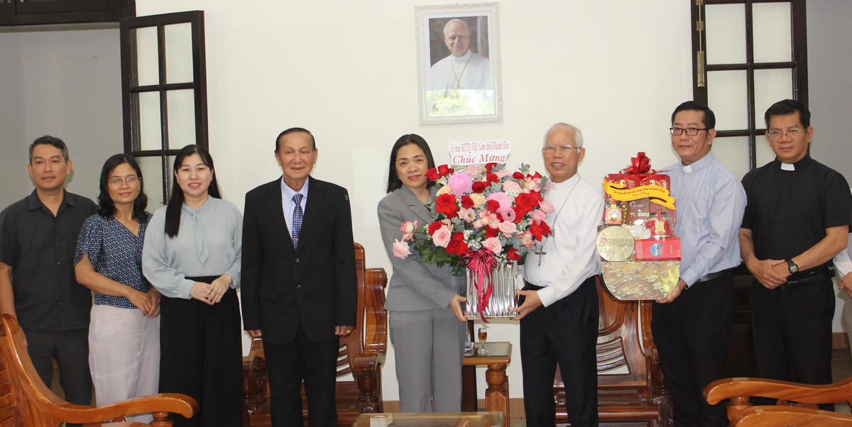 Bà Trần Thu Mai, Phó Chủ tịch Thường trực, Uỷ ban Mặt Mặt trận Tổ quốc Việt Nam tỉnh Khánh Hòà cùng đoàn công tác tặng hoa chúc mừng Tòa Giám mục Giáo phận Nha Trang. Ảnh X.H