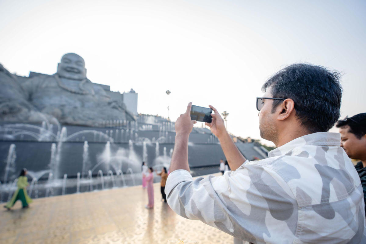 Du khách Ấn Độ chụp ảnh kỷ niệm Tượng Bồ Tát Di Lặc.