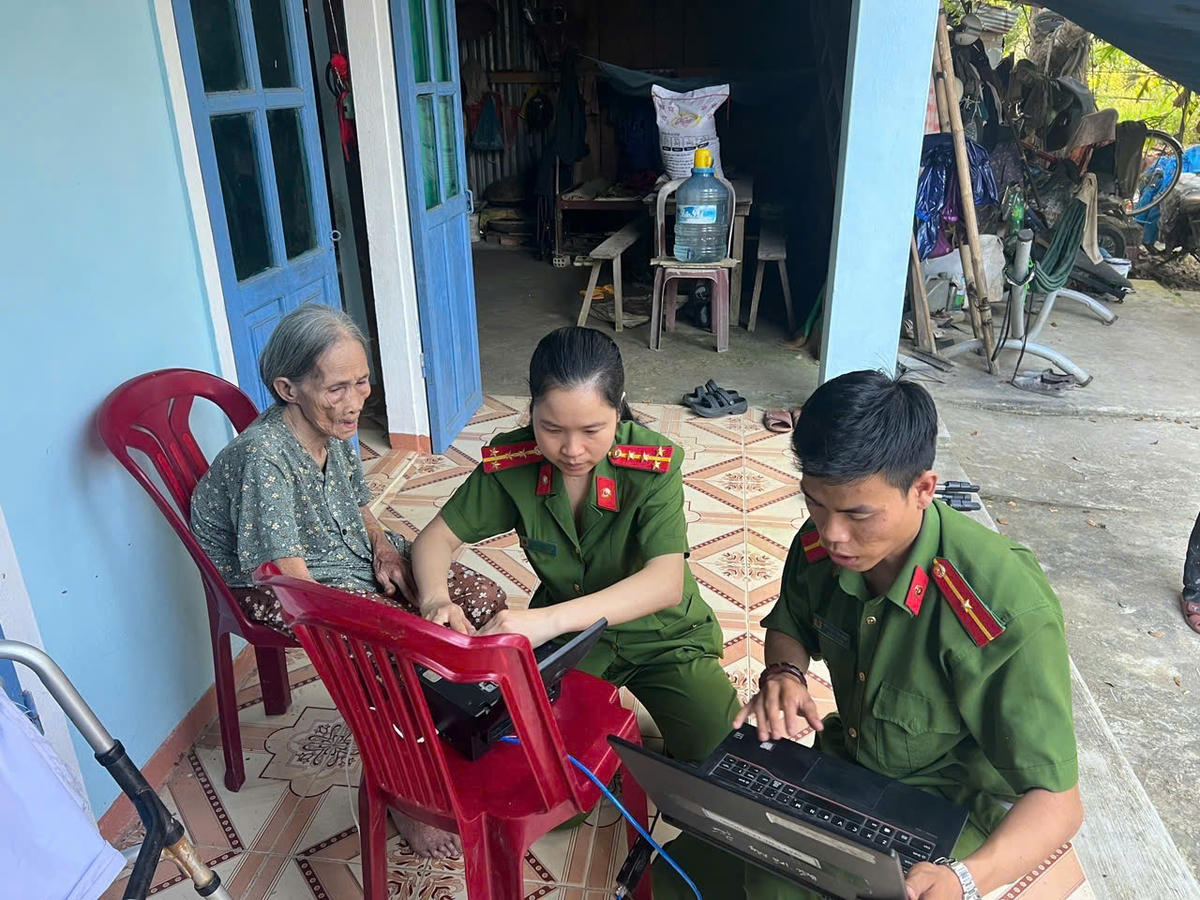 Lực lượng Công an xã Trà My đang làm căn cước cho bà Nguyễn Thị Nga. Ảnh: CV.