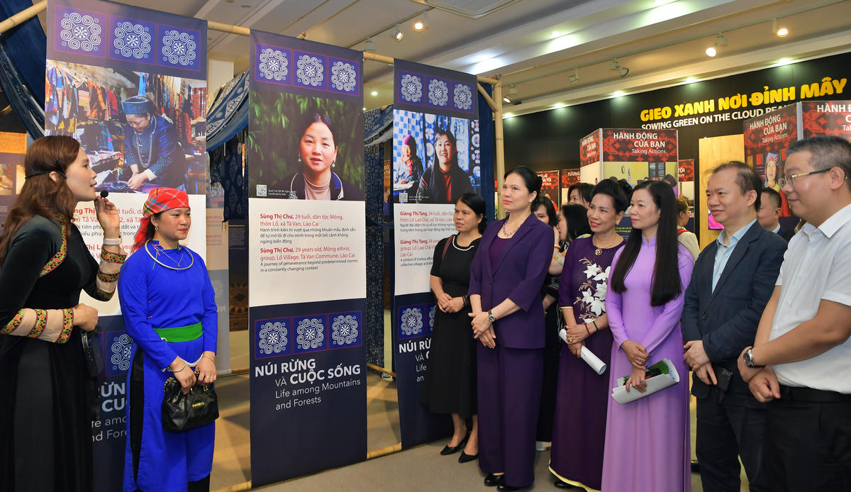 Đại biểu tham quan không gian trưng bày “Gieo xanh nơi đỉnh mây”.