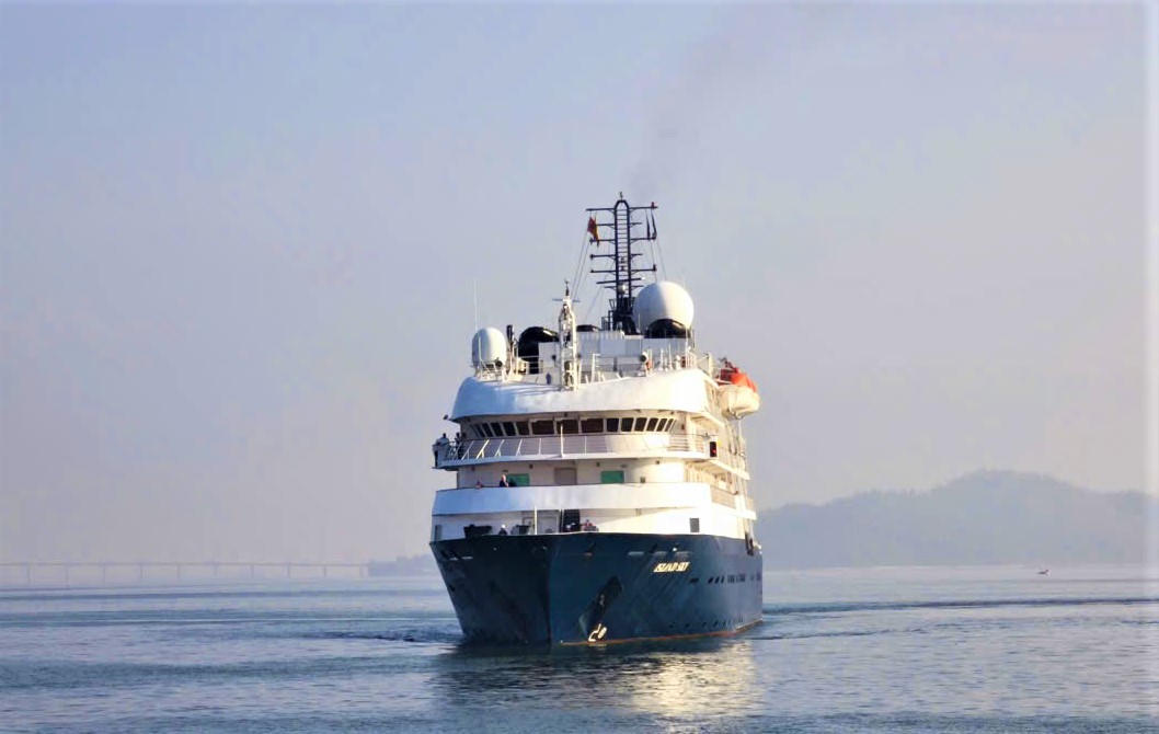 Tàu Noble Caledonia- Island Sky đến Quy Nhơn. Ảnh: Đình Sang.