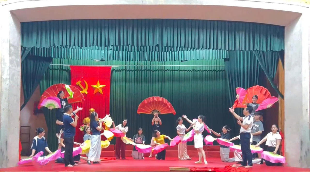 Đội Tuyên truyền lưu động tỉnh Hưng Yên luyện tập tiết mục tham gia Liên hoan