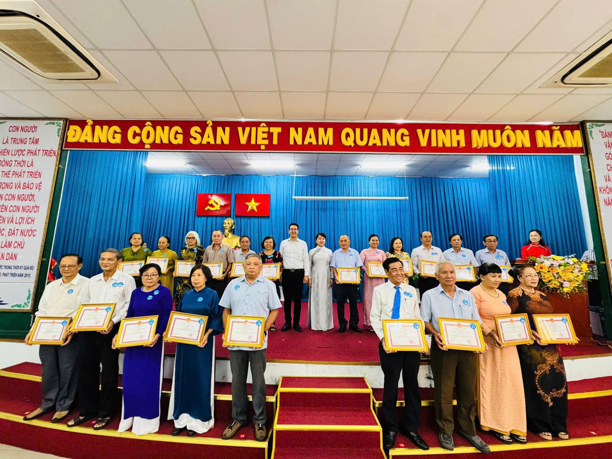 Khen thưởng các tập thể, cá nhân có thành tích xuất sắc trong công tác tuyên truyền. Ảnh: Hồng Phúc.