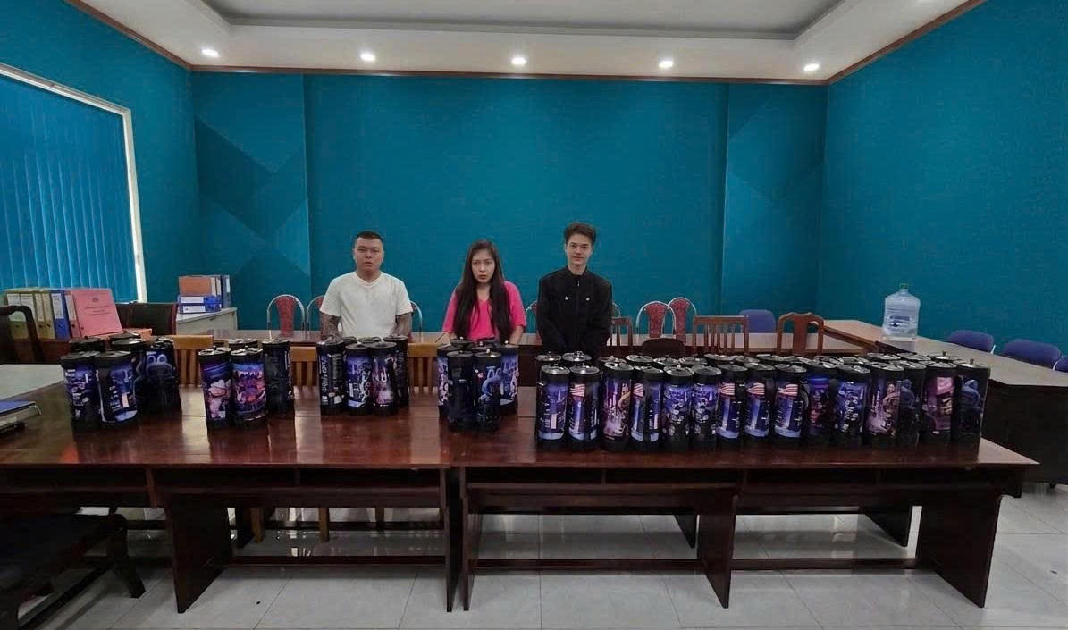 Các đối tượng cùng tang vật. Ảnh: CA.
