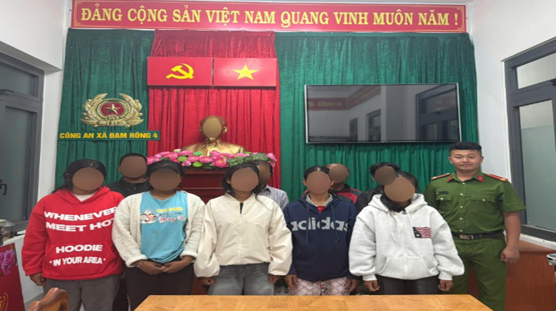 Nhóm thiếu niên được lực lượng Công an xã Đam Rông 4, tỉnh Lâm Đồng bàn giao cho gia đình.