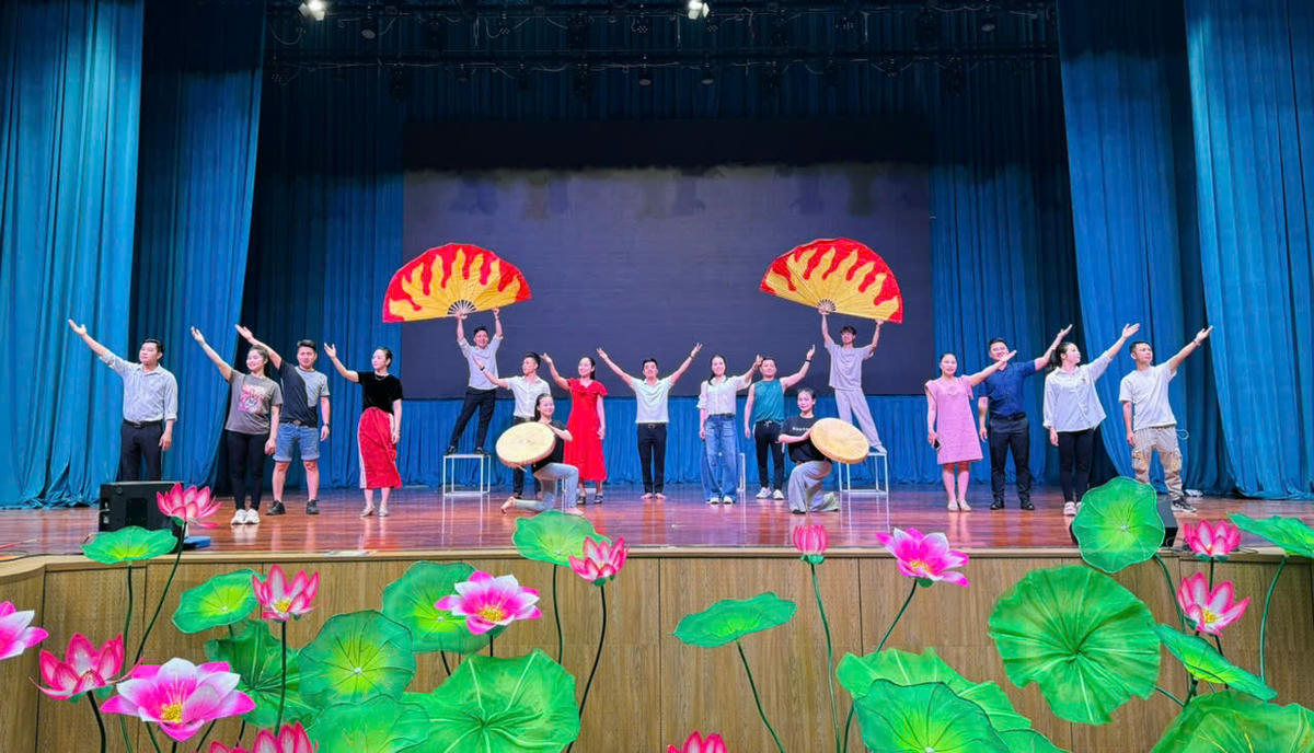 Đội Tuyên truyền lưu động tỉnh Hưng Yên luyện tập tiết mục tham gia Liên hoan