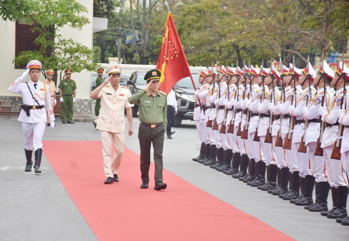 Đại tướng Lương Tam Quang - Ủy viên Bộ Chính trị, Bộ trưởng Bộ Công an duyệt đội danh dự Công an nhân dân. Ảnh: CATH