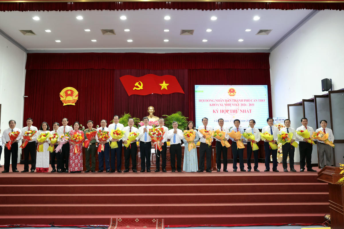 Ông Lê Quang Tùng - Bí thư Thành ủy Cần Thơ và ông Đồng Văn Thanh - Phó Bí thư Thường trực Thành ủy, Chủ tịch HĐND TP Cần Thơ tặng hoa chúc mừng các lãnh đạo chủ chốt UBND TP kỳ 2026-2031. Ảnh: Trung Phạm . 