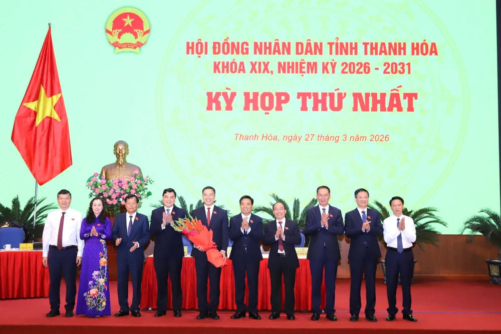 Ông Nguyễn Hồng Phong - Phó Bí thư Thường trực Tỉnh ủy, Chủ tịch HĐND tỉnh Thanh Hóa nhận hoa chúc mừng. Ảnh: Đặng Trung