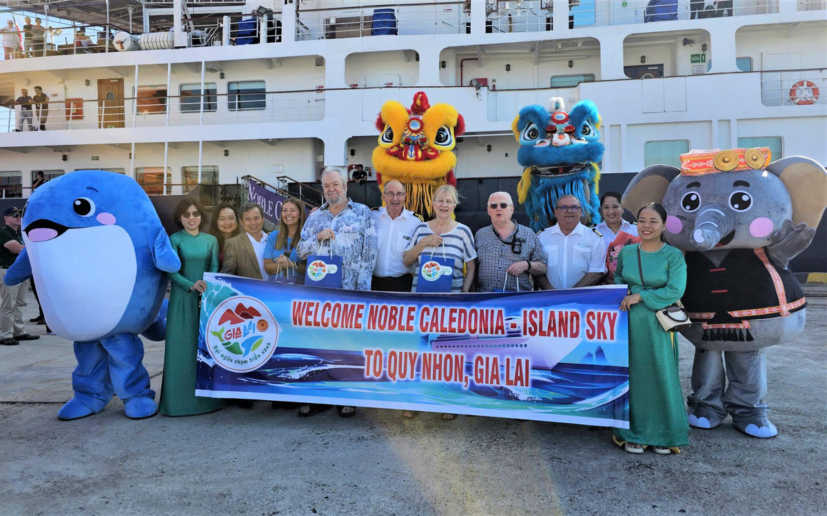 Sở VHTTDL Gia Lai tặng quà cho du khách tàu du lịch quốc tế Noble Caledonia-Island Sky. Ảnh: Đình Sang.