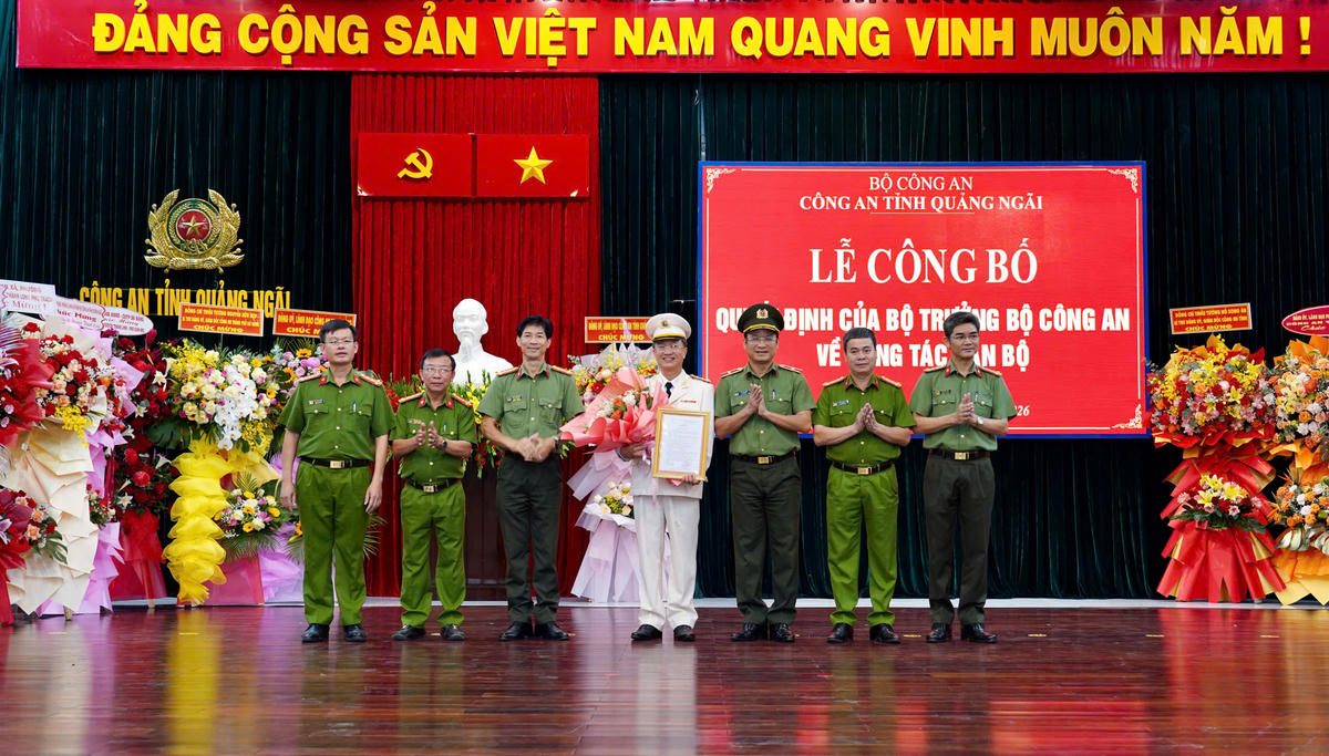 Thiếu tướng Hồ Song Ân, Giám đốc Công an tỉnh Quảng Ngãi (bên trái) trao quyết định cho Đại tá Nguyễn Thành Long. Ảnh: Chí Đại.