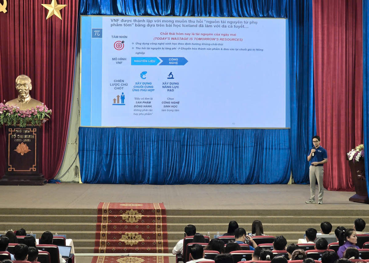 Ths. Andy Nguyễn Hữu Lâm, Business Development Công ty CP Việt Nam Food  chia sẻ về “Khai thác tiềm năng phụ phẩm tôm Việt Nam bằng công nghệ sinh học và ứng dụng đa ngành nghề” tại diễn đàn. Ảnh: Nguyên Du