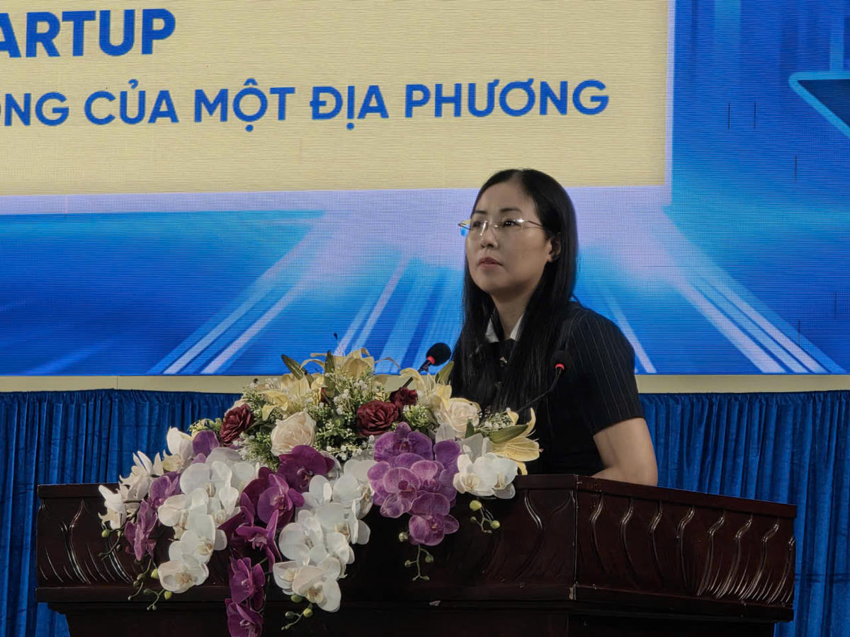 Bà Nguyễn Thị Nghĩa, Phó Trưởng khoa Kinh tế Xã hội và Môi trường – Học viện Chính trị khu vực IV chia sẻ về "Startup, động lực tăng trưởng của một địa phương" tại diễn đàn. Ảnh: Nguyên Du