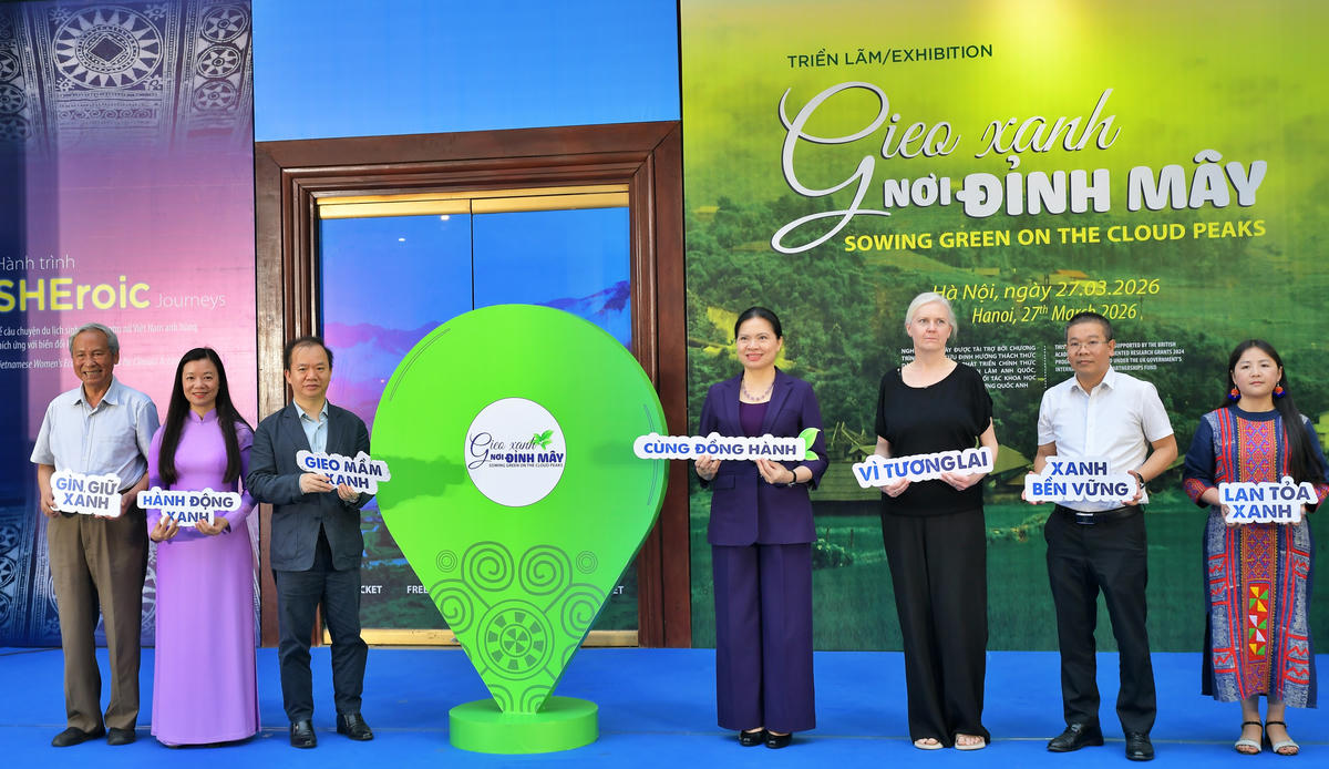 Các đại biểu thực hiện nghi thức khai mạc triển lãm “Gieo xanh nơi đỉnh mây”.