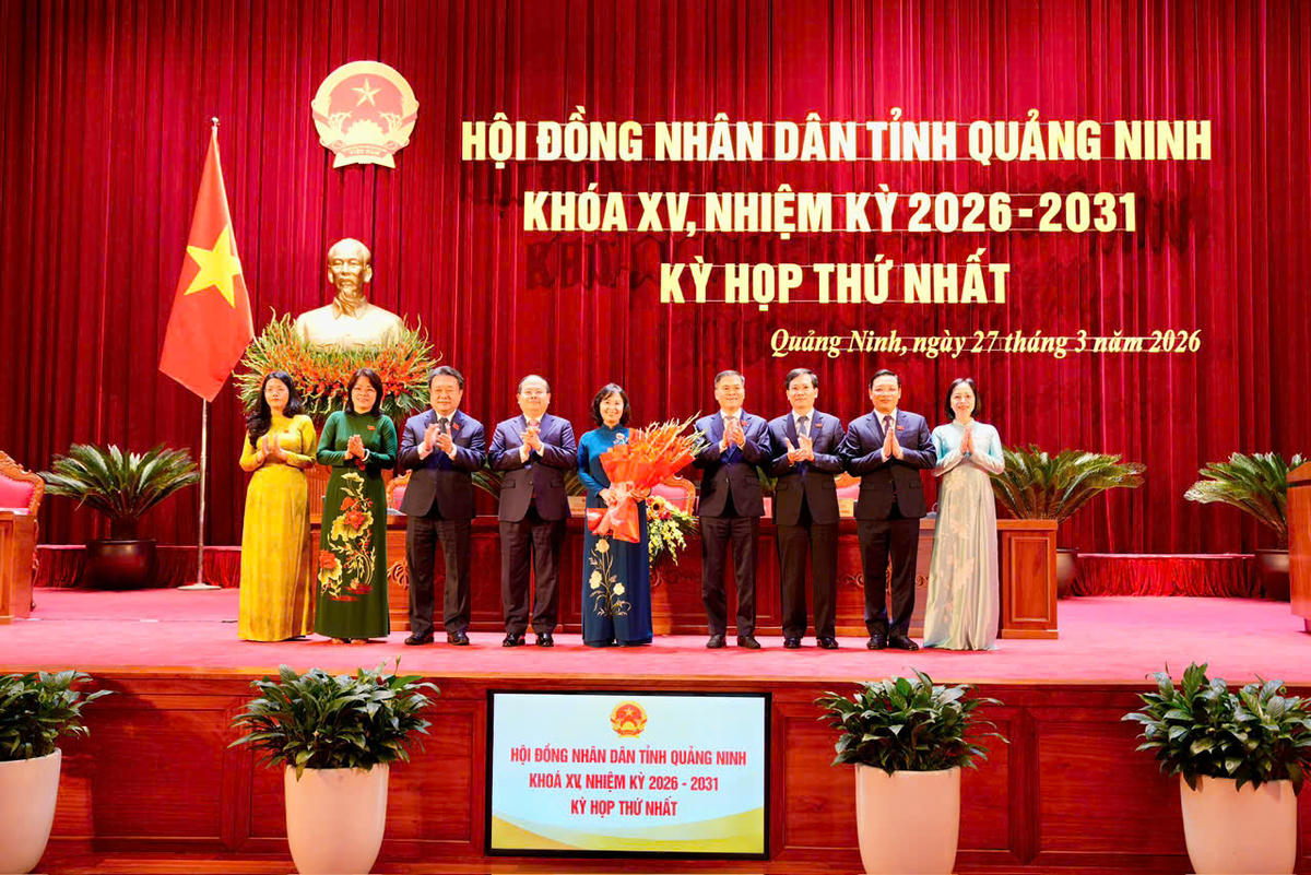Bí thư Tỉnh ủy Quảng Ninh Quản Minh Cường tặng hoa chúc mừng&nbsp;Thường trực HĐND tỉnh khóa XV, nhiệm kỳ 2026-2031.