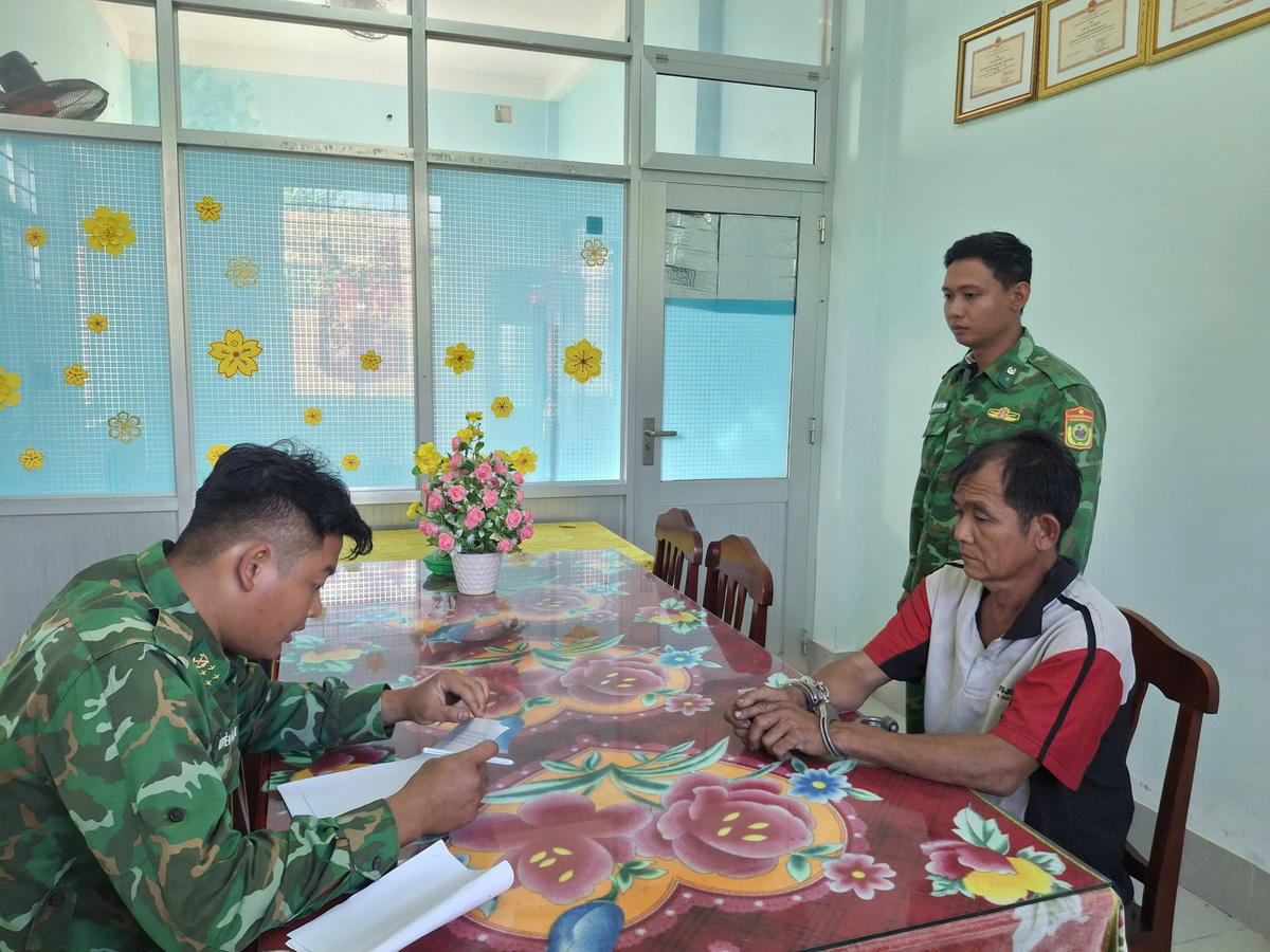 Ông N.V.H. (53 tuổi, ngụ xã Thạnh Trị, tỉnh Vĩnh Long) làm việc và khai nhận hành vi với lực lượng Biên phòng. Ảnh: Trần Giỏi.