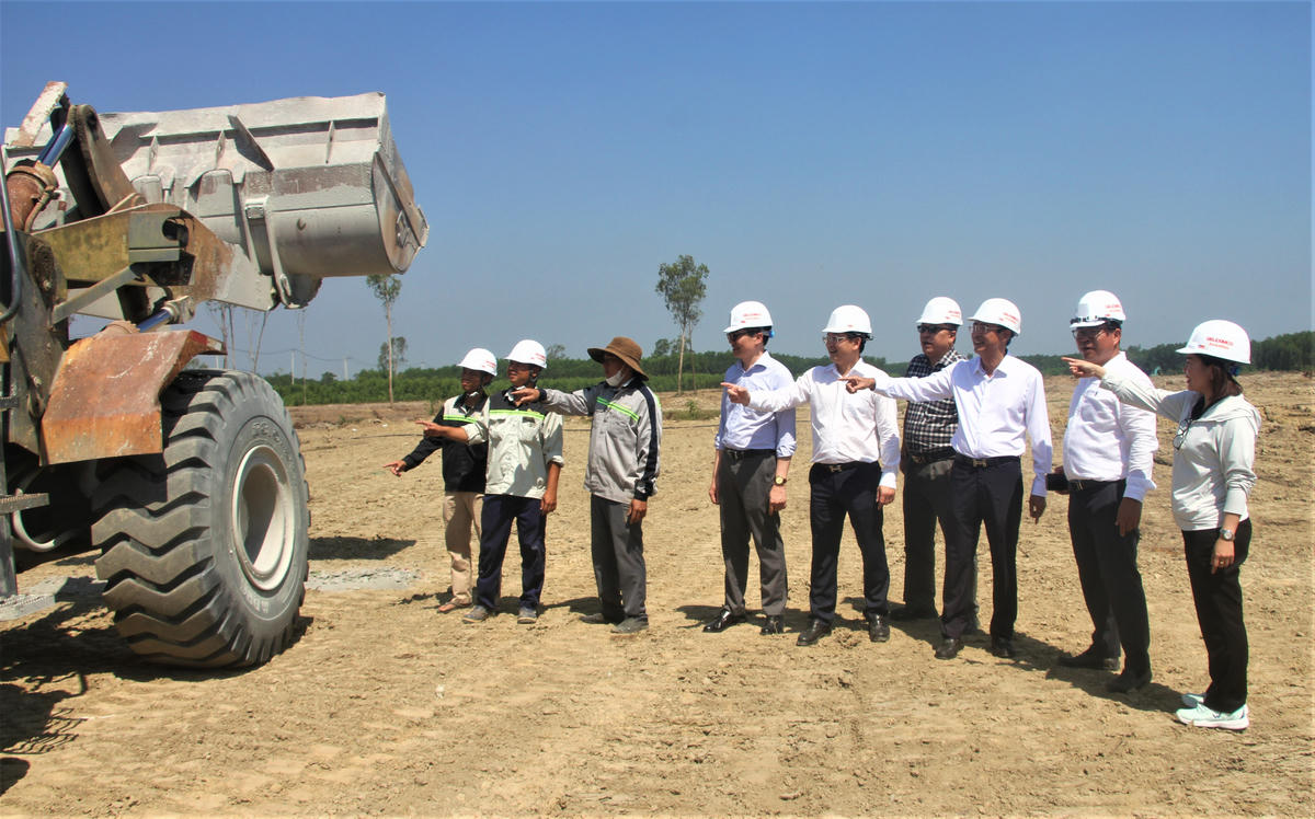 Ông Nguyễn Thanh Tâm, Phó Giám đốc Ban Quản lý KKTM Chu Lai cùng nhà đầu tư kiểm tra thiết bị máy móc chuẩn bị lễ khởi công. Ảnh: Nguyễn Tín..