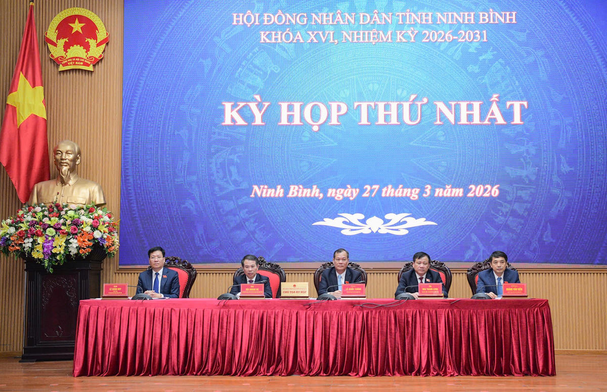 Chủ tọa kỳ họp. Ảnh: Trường Giang