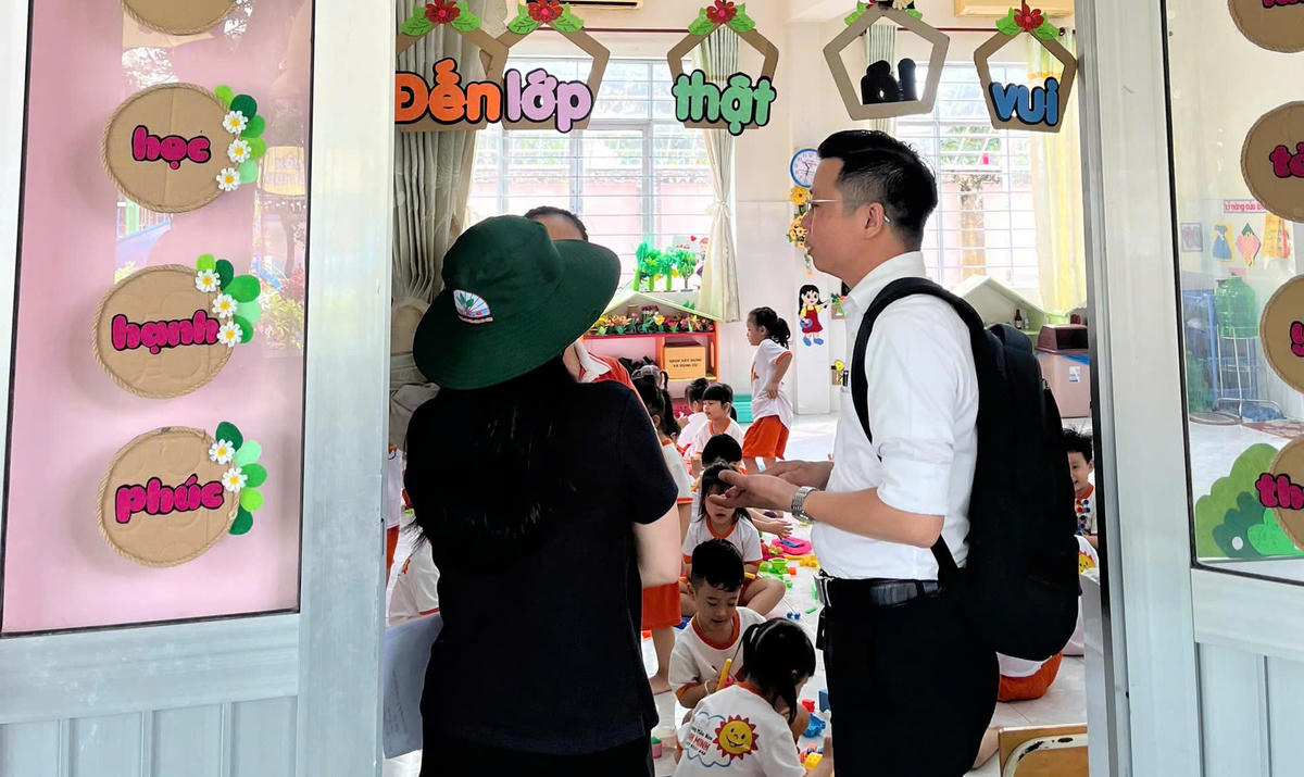 Kiểm tra, giám sát việc thực hiện phòng chống bệnh tay chân miệng tại trường mầm non. Ảnh: Viện Pasteur TP Hồ Chí Minh