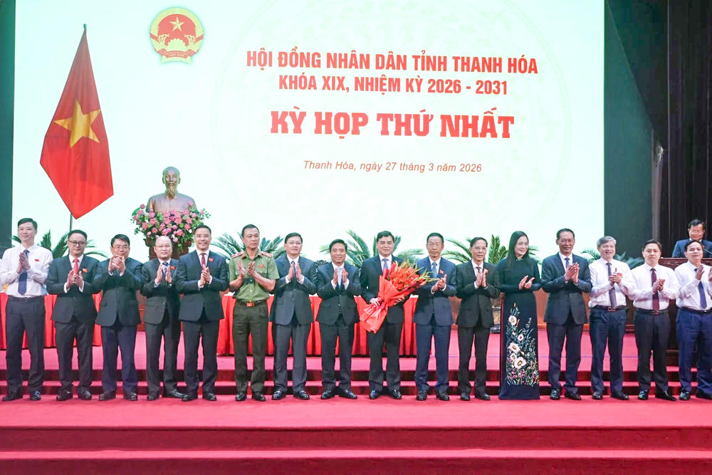 Ông Nguyễn Hoài Anh - Phó Bí thư Tỉnh ủy, Chủ tịch UBND tỉnh nhận hoa chúc mừng. Ảnh: Đặng Trung