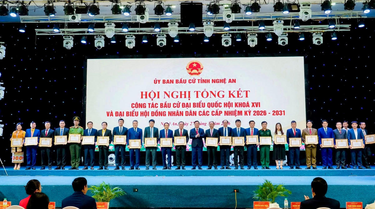 Ông Nguyễn Khắc Thận - Bí thư Tỉnh uỷ Nghệ An trao Bằng khen của Ban Thường vụ Tỉnh uỷ tặng cho 18 tập thể, 6 cá nhân có thành tích xuất sắc trong công tác chỉ đạo, thực hiện công tác bầu cử đại biểu Quốc hội và đại biểu HĐND các cấp nhiệm kỳ 2026-2031. Ảnh: PB