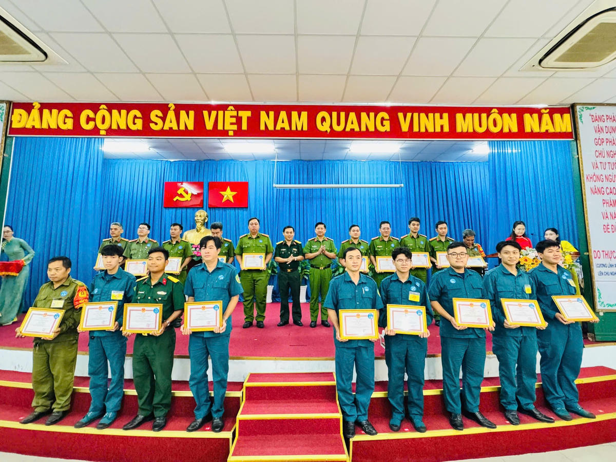 TP Hồ Chí Minh: Khen thưởng gần 300 tập thể, cá nhân xuất sắc trong công tác bầu cử