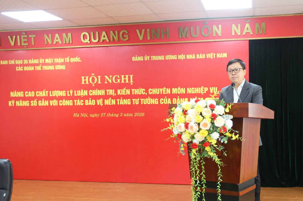 Ông Lê Quốc Minh - Phó Trưởng ban Tuyên giáo và Dân vận Trung ương, Tổng Biên tập Báo Nhân dân, Bí thư Đảng ủy Trung ương Hội Nhà báo Việt Nam, Chủ tịch Hội Nhà báo Việt Nam phát biểu tại Hội nghị.
