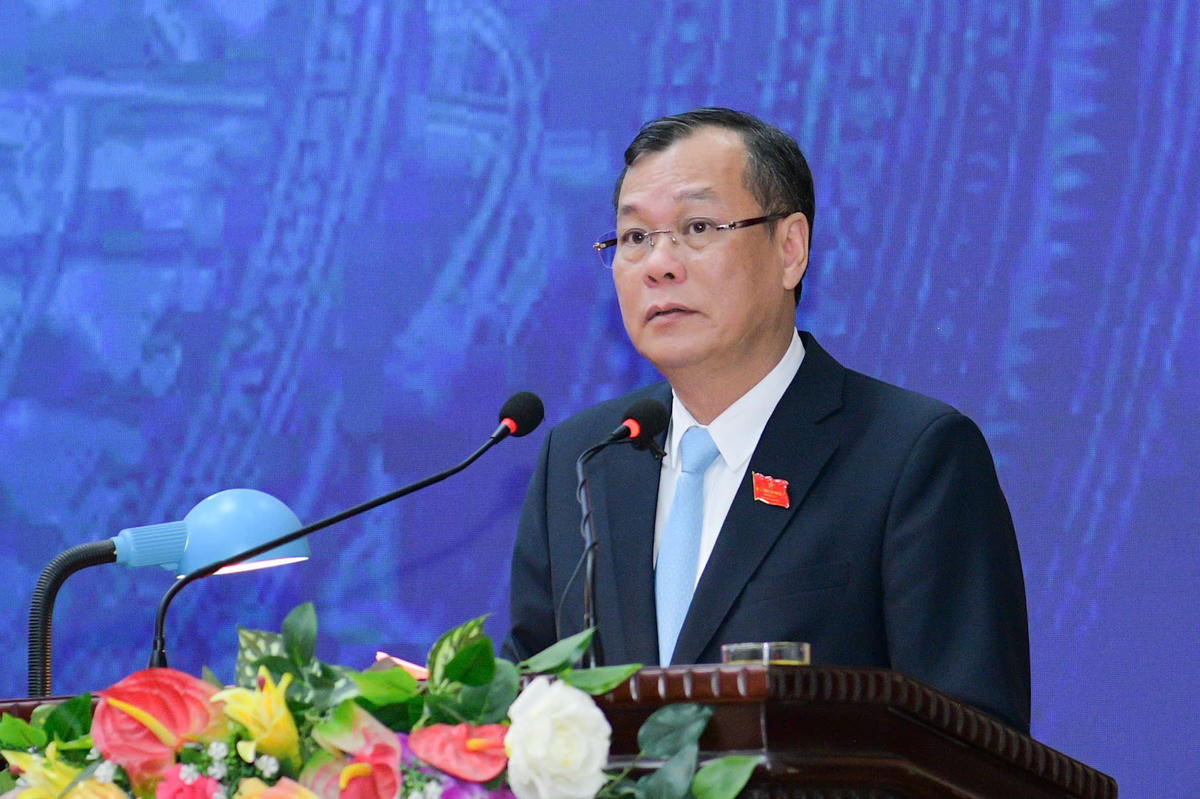 Ông Lê Quốc Chỉnh - Chủ tịch HĐND tỉnh Ninh Bình phát biểu bế mạc kỳ họp. Ảnh: Trường Giang