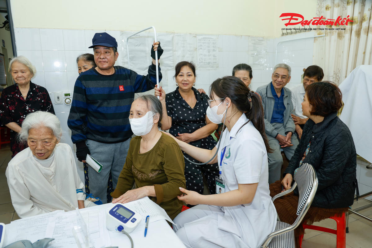 Người dân được khám bệnh và phát thuốc miễn phí trong chương trình khám bệnh, tư vấn sức khỏe, cấp phát thuốc và tặng quà miễn phí cho nhân dân tại phường Linh Sơn, tỉnh Thái Nguyên trong Tháng Thanh niên năm 2026. Ảnh: Quang Vinh.
